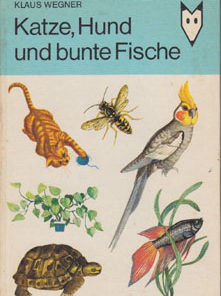 Katze Hund und bunte Fische