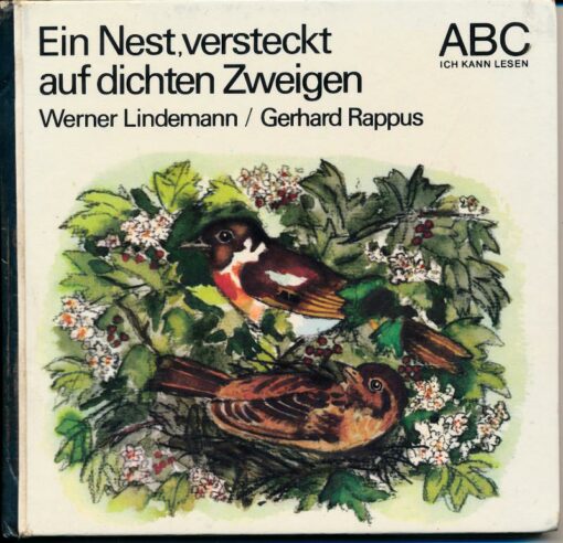 Ein Nest versteckt auf dichten Zweigen