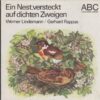 Ein Nest versteckt auf dichten Zweigen