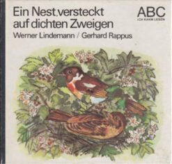 Ein Nest versteckt auf dichten Zweigen