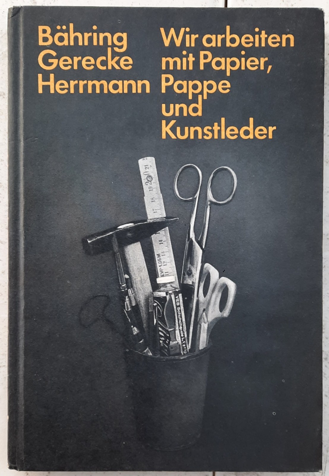 Wir arbeiten mit Papier, Pappe und Kunstleder